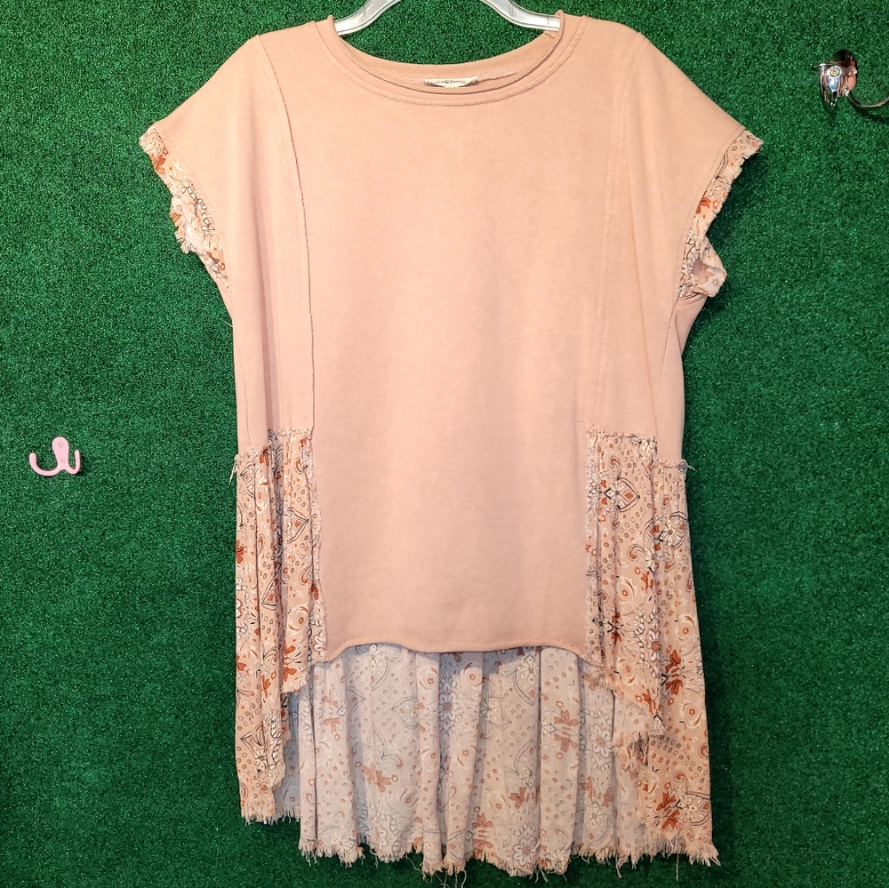 755 NWOT Oil & Hali Women's Pink Lace Trim Top